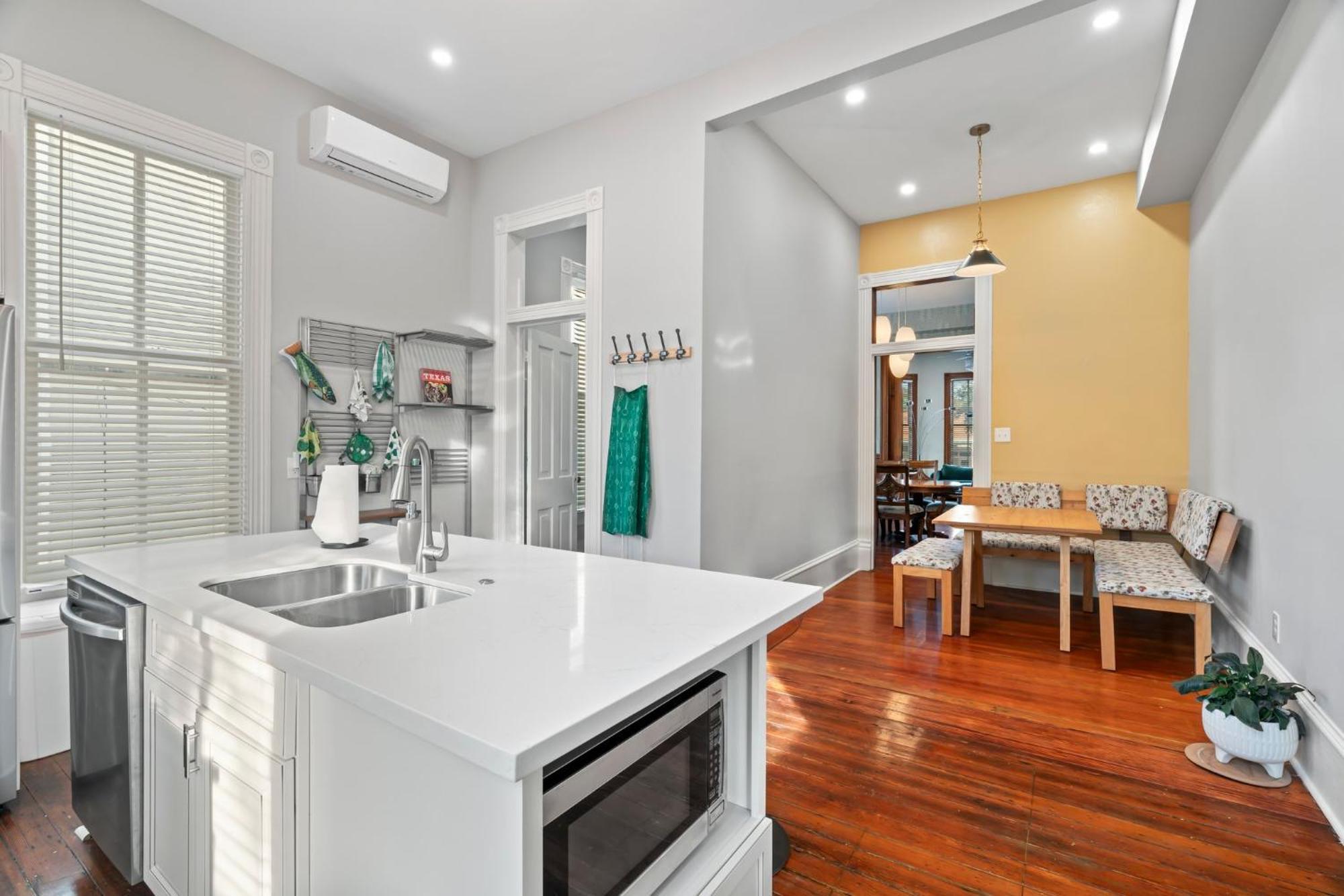 Historic Galveston Family Beach Home With 3 King Beds ภายนอก รูปภาพ