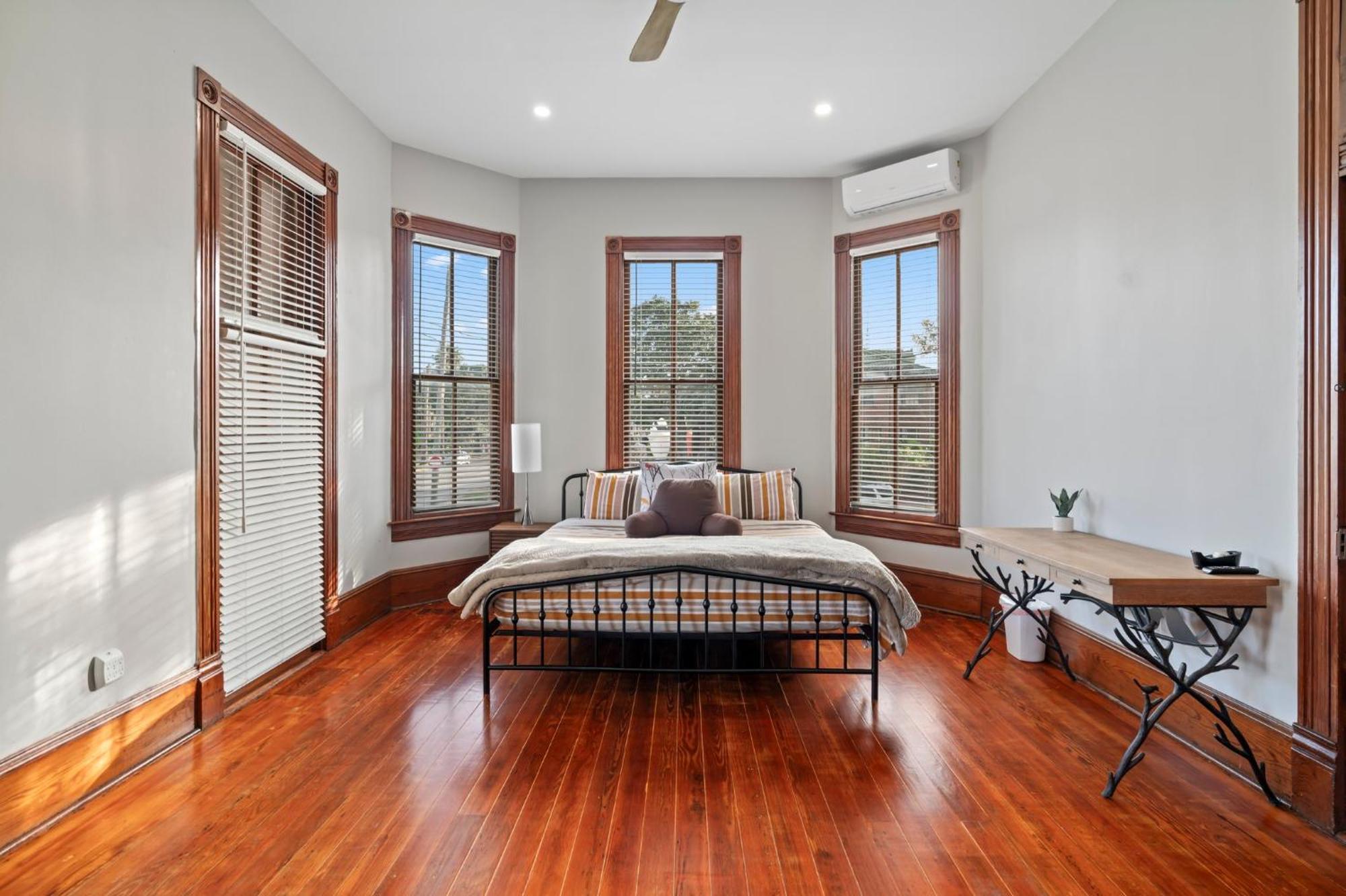 Historic Galveston Family Beach Home With 3 King Beds ภายนอก รูปภาพ
