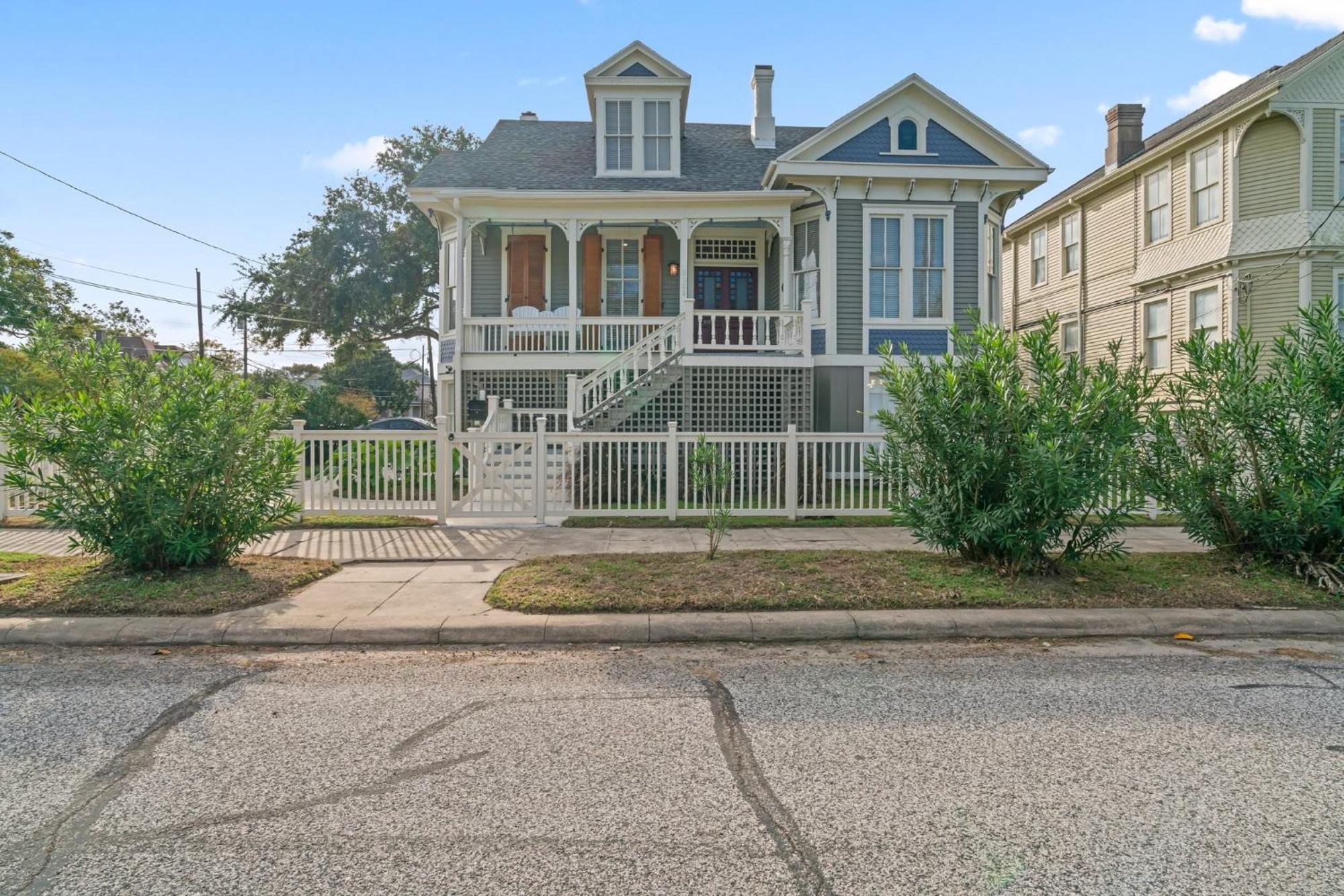 Historic Galveston Family Beach Home With 3 King Beds ภายนอก รูปภาพ