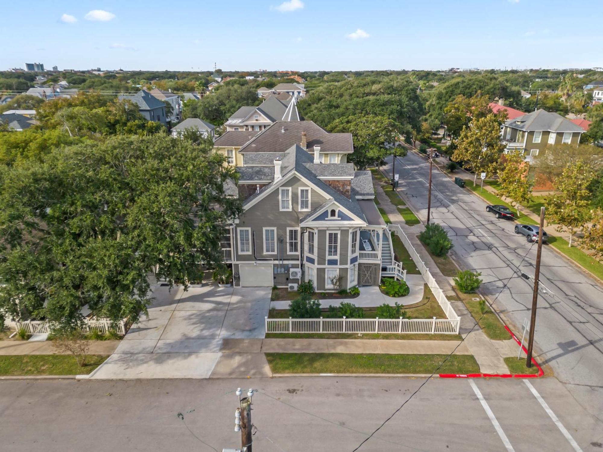 Historic Galveston Family Beach Home With 3 King Beds ภายนอก รูปภาพ